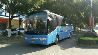 大(dà)巴車(chē)